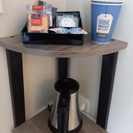 Hotel Kyriad Ouest - Sortie Autoroute Ouest A9 A54 - Parking Gratuit - Terrasse - Jardin - Plateau Repas - Petit Dejeuner Des 5h30 - Animaux Bienvenue Nîmes