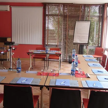 Kyriad Ouest A9 Hotel Nîmes