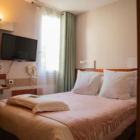 Kyriad Ouest - Sortie Autoroute Ouest A9 A54 - Parking Gratuit - Terrasse - Jardin - Plateau Repas - Petit Dejeuner Des 5h30 - Animaux Bienvenue