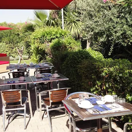 Kyriad Ouest - Sortie Autoroute Ouest A9 A54 - Parking Gratuit - Terrasse - Jardin - Plateau Repas - Petit Dejeuner Des 5h30 - Animaux Bienvenue 3*