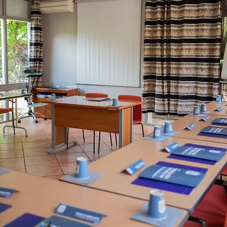 Brit Confort Ouest - A9 Sortie 25 3* Nimes