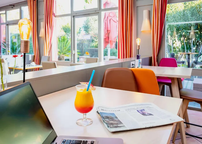 Kyriad Ouest A9 Hotel 3*