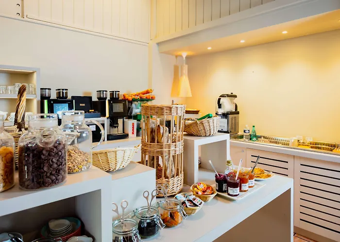 Kyriad Ouest A9 Hotel 3*